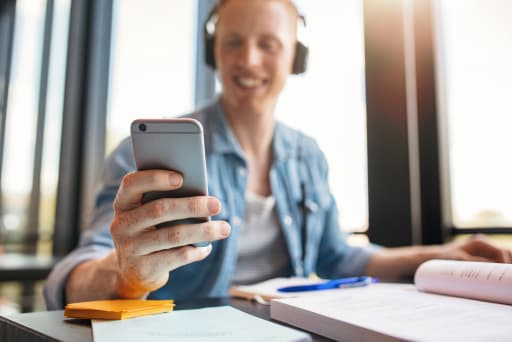 mężczyzna korzystający z aplikacji mobilnej na smartfonie
