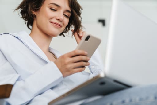 kobieta korzystająca z aplikacji mobilnej na smartfonie