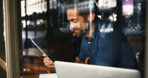 mężczyzna przeglądający serwis korporacyjny na laptopie