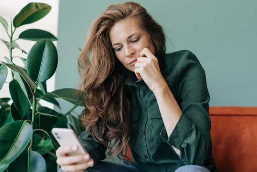 kobieta analizująca feedback z rynku na smartfonie